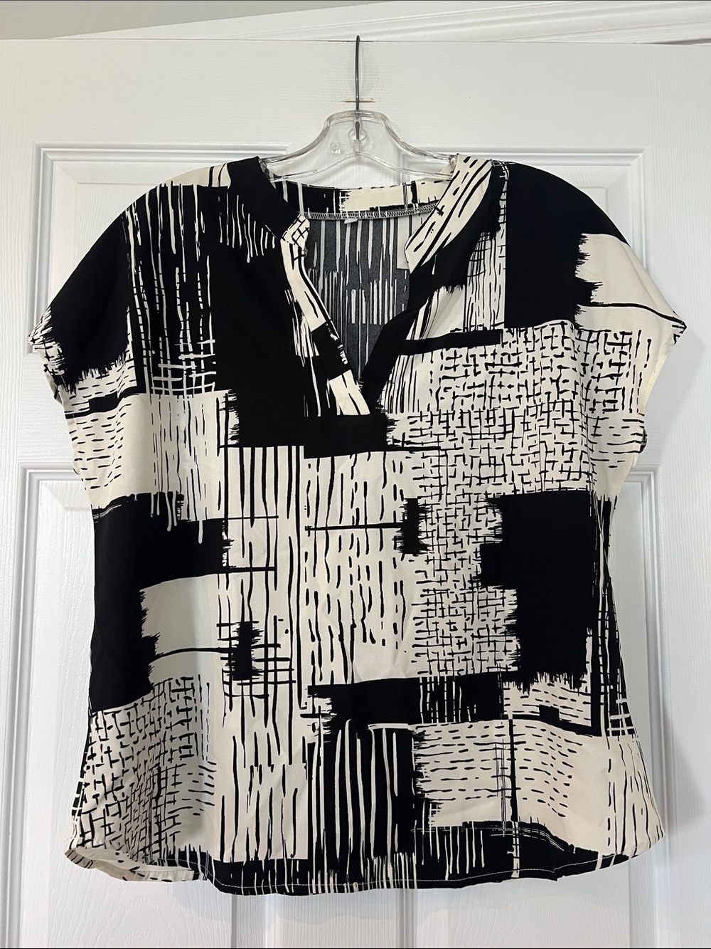 🌷6/$20🌷Black & White Abstract Print Women's Top